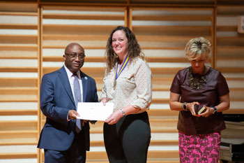 Dr. Courtney Wigdahl-Perry receives award