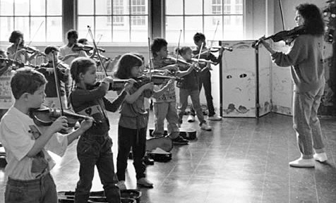 Roberta Guaspiri teaching class in Harlem.