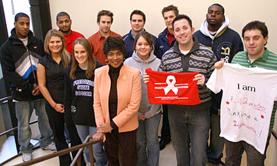 Joyce Harvard Smith and student volunteers