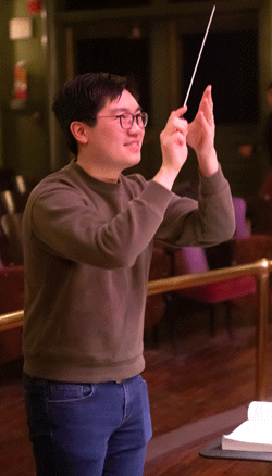Sai Cheng conducting