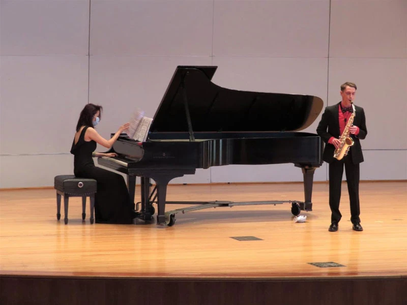 piano player and saxophonist perform