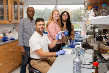 Faculty and students in the lab, Biology major, Medical Technology major, Biochemistry major