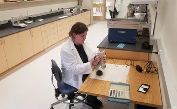 Alumnus Joli Springborn using a Konica-Minolta CR-400 colorimeter to precisely determine the color of geological specimens.