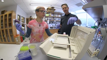 Dr. Scott Ferguson works with a student in a lab