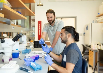 Alberto Gonzalez working in a biology lab with professor