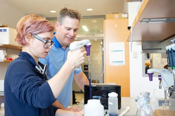 Dr. Scott Ferguson works with a student in molecular genetics