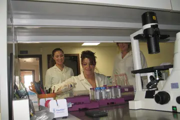 medical tech students work in a lab