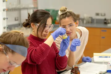 Fredonia students majoring in chemistry work together on an experiment in a lab; chemistry major, chemistry degree; majoring in chemistry, Bachelors degree chemistry, chemistry major, Major in chemistry, Majoring in chemistry