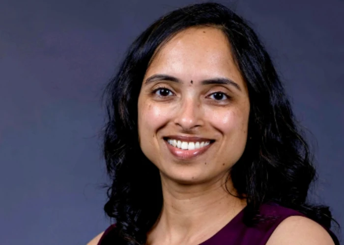 Headshot of Praveena Desu