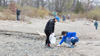 fredonia students cleaning up a local beach