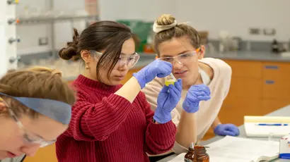 Fredonia students majoring in chemistry work together on an experiment in a lab; chemistry major, chemistry degree; majoring in chemistry, Bachelors degree chemistry, chemistry major, Major in chemistry, Majoring in chemistry