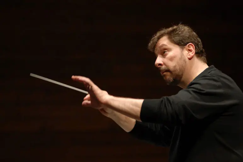 Maestro Glen Cortese conducts