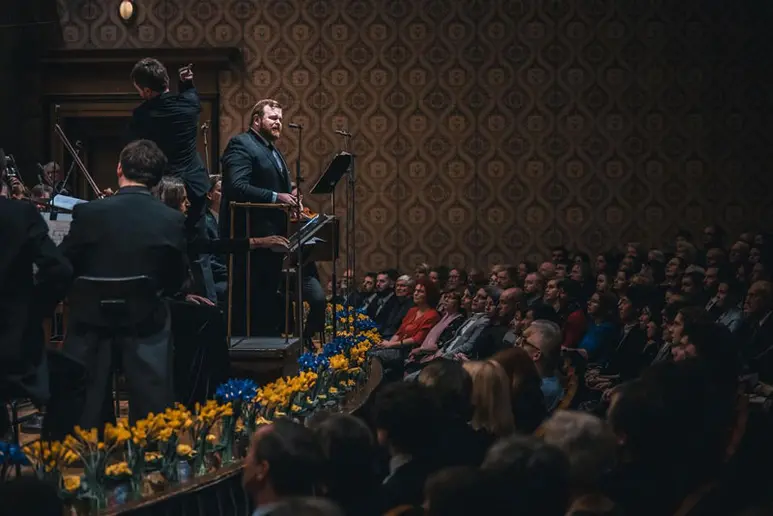 Kyle van Schoonhoven performing on stage in Prague, photo by Petr Chodura