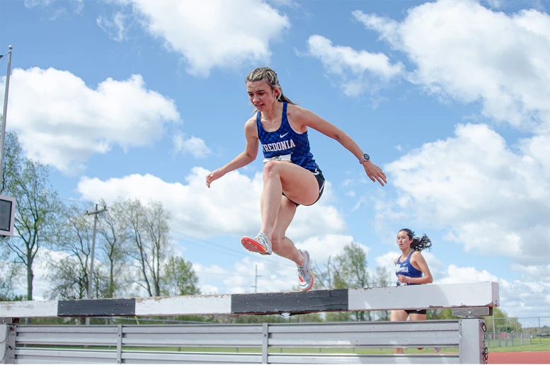 Emily Frank running the steeplechase outdoors