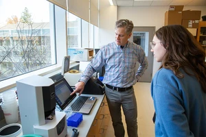 Dr. Scott Ferguson with student in genetics lab