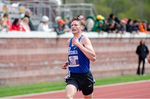 Stephen Hallberg running in the 5,000 meters 